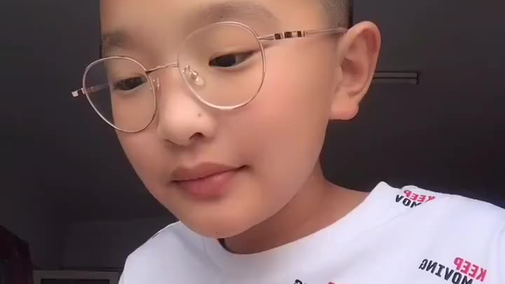 钟美美小朋友模仿酒店前台